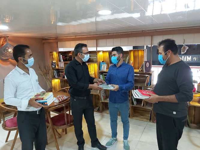 اهدای کتاب به مسجد